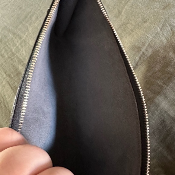 VINTAGE Louis Vuitton Pochette Accessoire in black Epi Leather - Picture 8 of 14